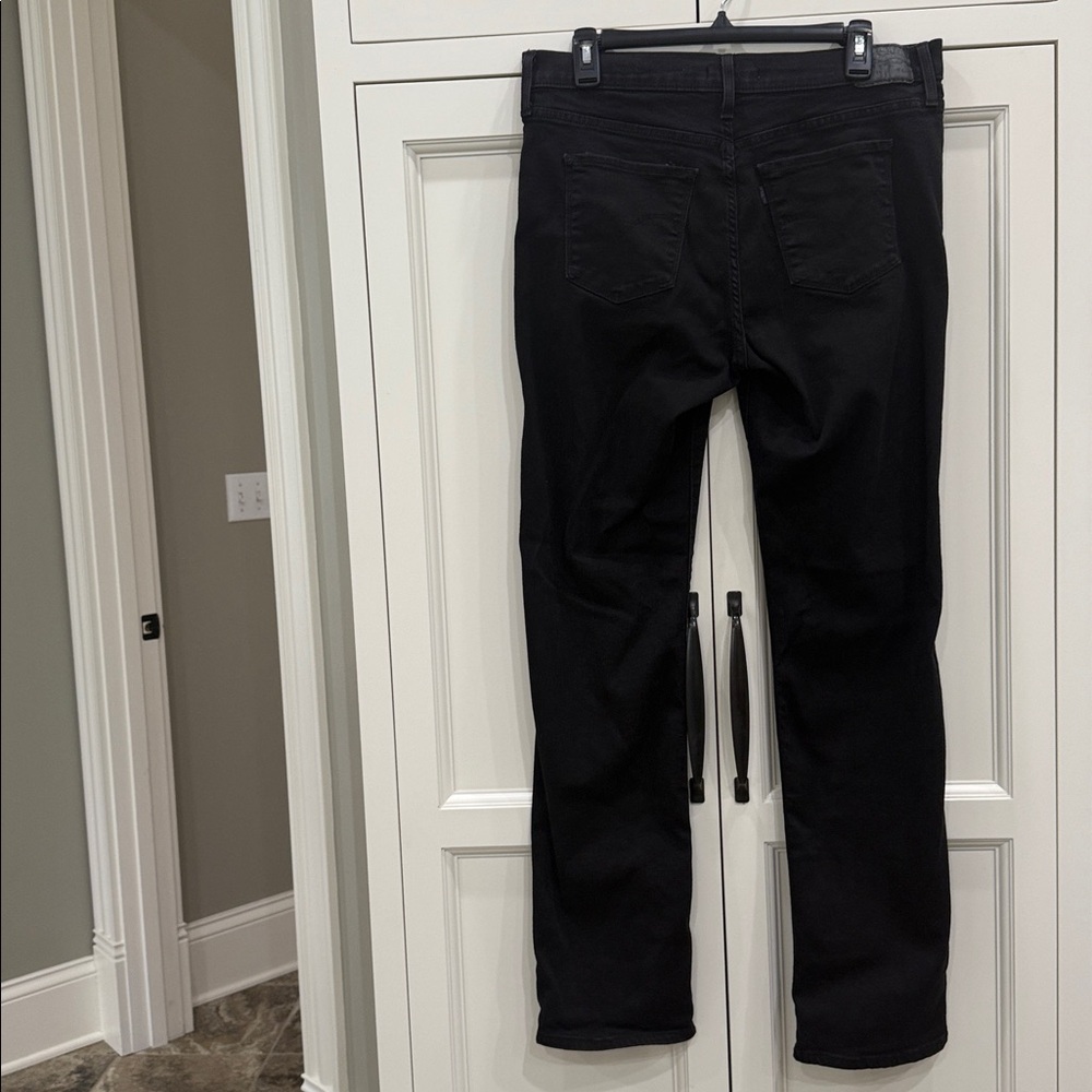 Levi’s 314 Shaping Straight Women’s size 32 Black Stretch Denim Jeans